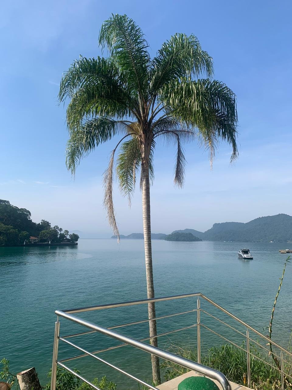 Praia das Gordas em um dia de sol com visual sereno e intimista.